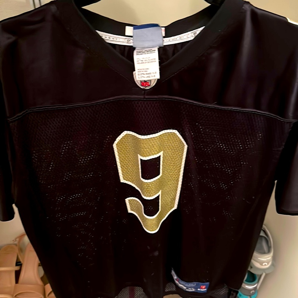 Black NFL Saints Football Jersey. Boys size XL. #9 Drew Brees.